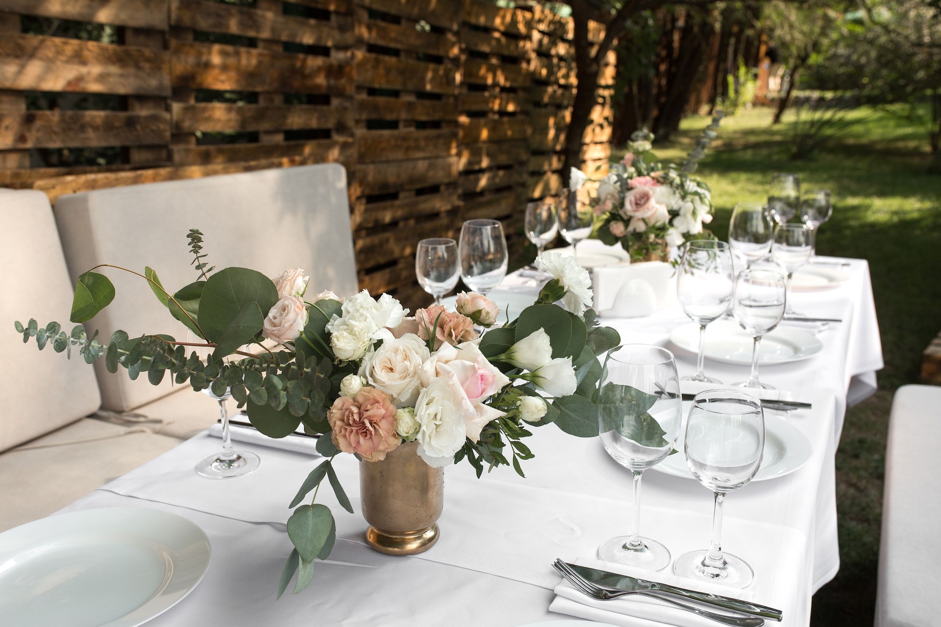 tabla de la boda ajuste y decorado con flores